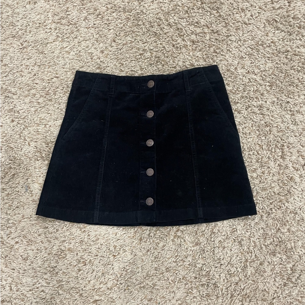 Forever 21 women’s size medium ribbed black mini skirt with button detail